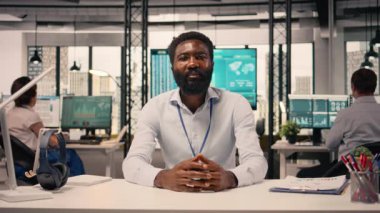 Afrikalı Amerikalı iş adamı online toplantıya dizüstü bilgisayarla katılıyor. Video konferansı, hedefleri ve organizasyonel planlamayı, uyumu destekleyen içgörüler ve iş zekasını gösteriyor.