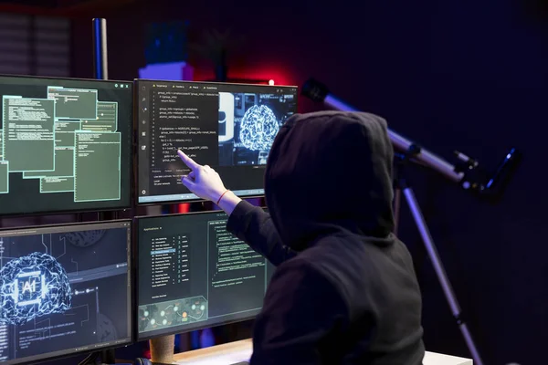 Kapüşonlu bilgisayar korsanı güvenlik duvarlarını aşmak için yapay zeka kullanarak şirketlerin web sitelerine DDoS saldırıları düzenliyor. Düzenbaz teknisyen sunucuları çökertebilen kötü amaçlı betikler yapmak için derin öğrenme kullanıyor