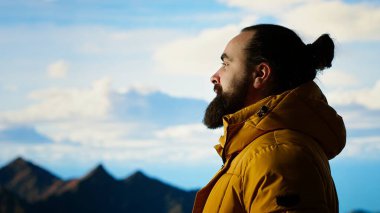 Kararlı kaşif sonsuz gökyüzüne ve yükselen zirvelere bakar aşırı yürüyüş faaliyetlerini ve korkuları yenmeyi yansıtır. Nefes kesici dağ manzarasının tadını çıkarıyor, doğa aşığı. Kamera B.