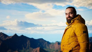 Kararlı gezgin, gökyüzünün enginliği ve engebeli zirvelerden esinlenerek destansı dağ sırasına ve manzaraya bakıyor. Açık havayı kucaklamanın mükafatı. Kamera A.