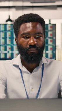 Dikey Video Siyah iş adamı, dizüstü bilgisayarda analiz, performans ölçümleri, modern ofis. Görsel veriler, grafikler ve KPI raporları, stratejik karar verme süreci, çok uluslu şirket, küresel işletme.