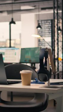 Dikey Video Boş İş Ofisi, malzemelerle çalışma ortamı, modern mobilyalar ve doğal ışık. Yönetici ofisi, rahat masa düzeni, kırtasiye ve dizüstü bilgisayar, kurumsal açık plan..