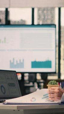 Şirketin çalışma alanındaki KPI ölçümlerini ve performans değerlendirme verilerini analiz eden Dikey Video Adam çalışanı. Hedefleri, planlamayı ve geliştirmeyi destekleyen görsel veri, grafikler ve analitik gösterge paneli.