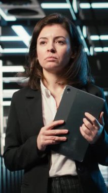 Dikey video sunucu yükü, VFX birleşimi ve veri merkezindeki kadın programcı dijital ikiz taraması yaratıyor. AR simülasyonu, aygıt ve sunucu merkezinde çalışan işçi ayarlama sistemi