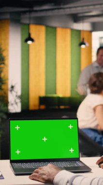 İş yerindeki siyah adamla dikey video yeşil ekran modeli günlük işlerin kurumsal yaşam tarzı görüntüsü. Raporlar ve analitik gösterge paneli stratejik planlamayı destekliyor ve