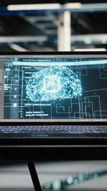Dikey video merkezi AI LLM asistanı dizüstü bilgisayarda mavi kablo örgüsü ekipman donanımlarını denetliyor. Boş sunucu merkezinde, dizüstü bilgisayardaki büyük dil modeli görselleştirmesi, VFX bileşimi