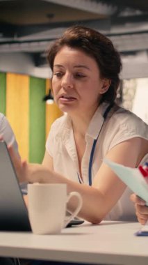 Dikey video çeşitliliği şirket takımı, eylem planı, iş brifingi hedefleri. Veri analizi, KPI gösterge paneli ve raporlar, modern ofis ortamı, risk değerlendirmesi, örgütsel gündem.