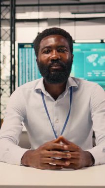 Dikey Video Afrikalı Amerikalı iş adamı laptopta online toplantıya katılıyor. Video konferansı, hedefleri ve organizasyonel planlamayı, uyumu destekleyen içgörüler ve iş zekasını gösteriyor.