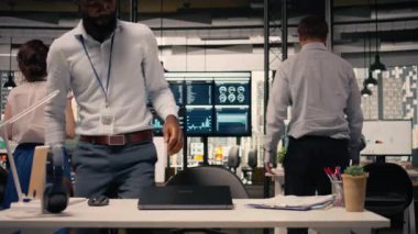 Şirket ofisindeki stratejik planlama oturumunda çizelge ve grafikleri analiz eden siyah bir çalışan, raporları ve analitik gösterge panelini tahmin ediyor. Hedefleri ve görev yönetimini destekleyen adam.