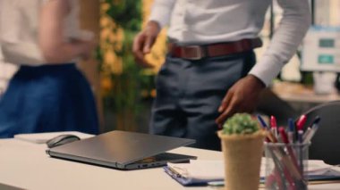 Afrikalı Amerikalı adam, laptop, modern ofis, görsel veri, KPI ölçümleri, iş zekası, geliştirme, performans denetimi, araştırma ve geliştirme için planlama.