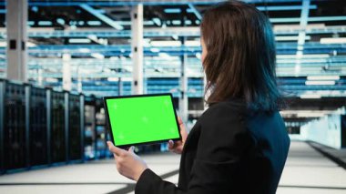 Bilgi işlem altyapısında güvenlik denetimi yapmak için yazılım geliştiricisi tarafından kullanılan veri merkezinde izole edilmiş ekran tableti. İşçi tarafından güvenlik duvarı korumasını doğrulamak için kullanılan sunucu merkezindeki krom anahtar aygıtı, kamera A