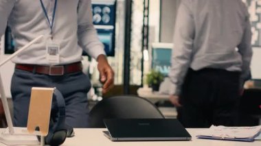 Şirket ofisindeki stratejik planlama oturumunda çizelge ve grafikleri analiz eden siyah bir çalışan, raporları ve analitik gösterge panelini tahmin ediyor. Hedefleri ve görev yönetimini destekleyen adam.