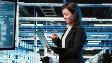 Gülümseyen veri merkezi kadın mühendisi yapay zeka sistemini geliştirdikten sonra memnun oldu. Mutlu sunucu odası yöneticisi VFX holografik veri örtüsü ile başarılı bir yapay zeka konuşlandırmasından sonra gururlu, kamera B