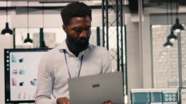 Modern ofiste çalışan işadamı iş istihbaratı ve KPI metrikleri, görsel veriler, grafikler ve örgütsel planlamayı ve profesyonel iş akışını destekleyen tahmin raporlarını analiz ediyor..