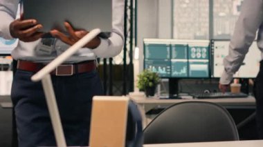 Siyah profesyonel kaynak tahsisi ve performans ölçümleri dizüstü bilgisayarda. Analiz paneli destekleyici strateji, hedefler ve verimliliği olan kurumsal çalışma alanı.