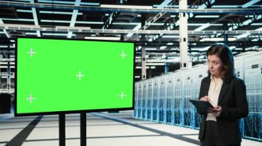 AR kontrol paneli kullanarak veri merkezi yönetimi tarafından kullanılan kule görüntüleme monitörü. Donanım ayarlarını ayarlamak için yeşil ekran ve holografik kaplama kullanan sunucu çiftlik çalışanı, kamera A