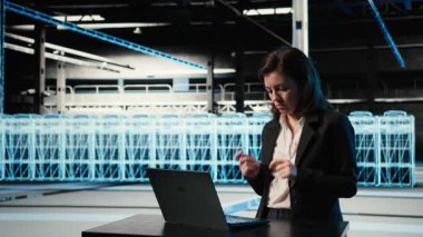 Bilgisayardaki sistem hatalarını düzelttikten sonra kutlama için dans eden Mutlu sunucu merkezi mühendisi. Operasyon hedeflerine ulaştıktan sonra heyecanını ifade eden kendinden geçmiş veri merkezi yöneticisi, kamera A