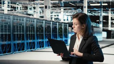 Veri merkezi yönetimi sunucu yükü dengesini optimize etmek için dijital ikiz taraması yapıyor. Sistem parametrelerini ayarlamak için arttırılmış gerçeklik görselleştirme kullanan sunucu çiftliği bilişim uzmanı, kamera A