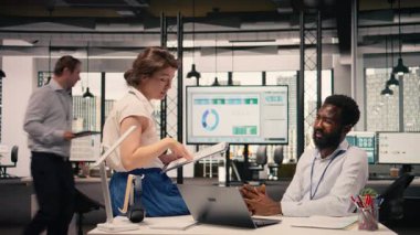 Çeşitli çalışanlar veri analizini gözden geçirir ve ofiste rapor verir. Çalışma alanı, takım işbirliği. Görsel veriler ve stratejik planlama ve performans ölçümlerine rehberlik eden KPI.