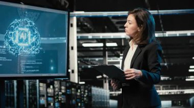 Veri merkezi mühendisi endüstriyel otomasyon sistemlerini izlemek için yapay zeka teknolojisi kullanıyor. Ağ performansını denetlemek için yapay zeka kullanan sunucu odası bilişim uzmanı, kamera B