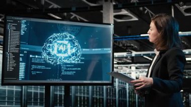 Veri merkezi mühendisi endüstriyel otomasyon sistemlerini izlemek için yapay zeka teknolojisi kullanıyor. Ağ performansını denetlemek için yapay zeka kullanan sunucu odası bilişim uzmanı, kamera A