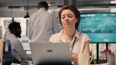 Şirket iş kadını, tahmin raporları, performans ölçümleri, profesyonel ofis, görsel veri ve analizler, gösterge destek hedefleri, proje planlaması, görev yönetimi.