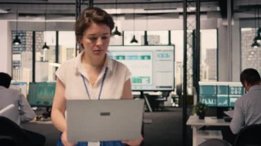 Profesyonel kadın, ofis masası, dizüstü bilgisayarla çalışmak, iş istihbaratını incelemek ve görsel verileri incelemek. Performans ölçümleri, analitik gösterge paneli, risk değerlendirmesi ve organizasyonel planlama.