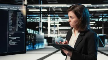 Araçları ayarlamak için AI LLM modeli ve AR kontrol panelini kullanan veri merkezi yöneticisi. Sunucu çiftliği bilişim uzmanı yapay zeka sohbet robotu kullanıyor ve donanımı yükseltmek için holografik kaplama, kamera A