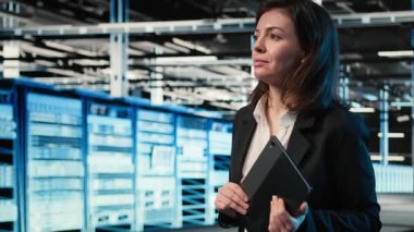 Veri merkezinde sunucular, sanal grafikler ve sistem yöneticisi optimize ediliyor. Denetleme sistemleri, kablosuz ağ görselleştirme VFX örtüsü ve sunucu merkezinde bilgisayar bilimci, kamera A