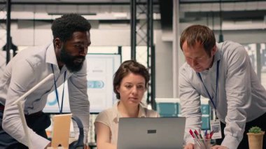 Profesyonel ekip, gelir verilerini, vergilerini ve uyum raporlarını analiz eden şirket ofisi. Görsel veriler, strateji planlaması çizelgeleri, iş geliştirme, organizasyonel araştırma, üç kişi.