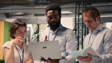 İş ekibi, strateji ve eylem planı, resmi brifing toplantısı. Görsel veriler, raporlar ve ölçümler, performansı analiz eden profesyoneller, uyum ve risk değerlendirmesi, kurumsal çevre.