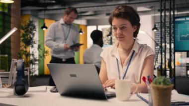 Şirket iş kadını, tahmin raporları, performans ölçümleri, profesyonel ofis, görsel veri ve analizler, gösterge destek hedefleri, proje planlaması, görev yönetimi.