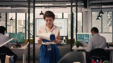 Modern ofis ortamında bağımsız çalışan kadın profesyonel, iş zekasını ve KPI gösterge panellerini analiz ediyor. Görsel veriler ve tahmin raporları verimliliği destekliyor.