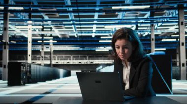 Klavyede, dizüstü bilgisayarda ve veri merkezinde sorun çıkaran süper bilgisayarların bağlantı sorunlarında mühendis. Vites düzeltme hataları, dizüstü bilgisayar programı ve sunucu merkezi analiz sistem kayıtları uzmanı, kamera A