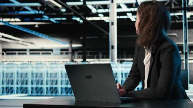 Veri merkezinde yükleme dengeleme yapan sunucu, dizüstü bilgisayar ve yazılım geliştiricisi optimize ediliyor. Sistem parametreleri ayarlanıyor, sunucu çiftliğindeki kadın ve defter verimliliği arttırıyor, kamera A