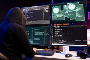 Bilgisayarda siber suç kodlaması, güvenlik yazılımından kaçan gizli bir yazılım yaratıyor. Hacker bilgisayardaki programlama dilini kullanarak algılama sistemlerinden kötü bir kod gizliyor.