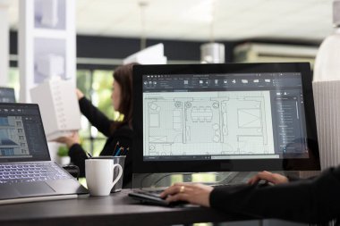 Profosyonel bireylerin bina planlarını ve düzeltme çizelgelerini kontrol etmeleri için yakınlaştırılıyor. İnşaat planlayıcısı mimari tasarımları analiz eder ve proje için zaman çizelgesi uygulamasını değerlendirir