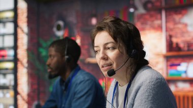 Neşeli çağrı merkezi ajanı müşterilerin sorunlarını çözmek için adım adım rehberlik ediyor. Müşteri merkezi çalışanlarının tanısı, teknik çözümler üzerinden yürüyen müşteriler, kamera A