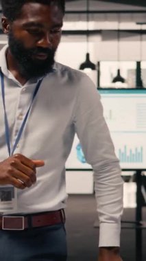 Siyah iş adamının dikey video portresi veri analizi ve performans değerlendirme raporları, veri analizi. Çizelgeler ve grafikler, analitik gösterge paneli üretkenlik ve iş geliştirme.