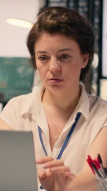 Dikey Video Profesyoneli kadın modern ofiste odaklanıyor ve vizyon üzerinde kafa yoruyor, fikirleri ve stratejileri değerlendirirken öngörü raporlarını ve sezgilerini gözden geçiriyor. Yansıma ve karar verme.