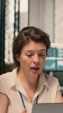 Dikey Video Çeşitliliği kurumsal ekibi, toplantı strateji, planlama ve görsel veriler, iş istihbarat raporları, profesyoneller hedefleri tartışıyor, iş başarısı için üretkenlik, risk