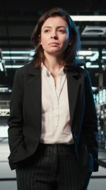 Dikey video veri merkezi yöneticisi AR teknolojisini kullanarak tesisin sanal simülasyon turuna çıkıyor. Sunucu çiftliğinde mavi kablo ağ ekipmanlarıyla yürüyen yönetici artırılmış gerçeklik virtüözleşmesi