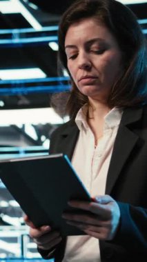 Dikey Veri Merkezi Mühendisi elektronik sorunları çözmek için tablet ve artırılmış gerçeklik viralizasyonu kullanır. Vites sistemini tamir etmek için aygıt ve dijital ikiz simülasyonu kullanan sunucu merkezi uzmanı