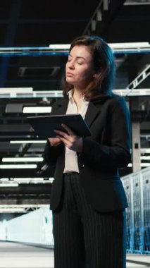 Endüstriyel otomasyon sistemlerini izlemek için derin öğrenme yapay zekası kullanan dikey video veri merkezi yazılım geliştiricisi. Sunucu merkezi çalışanı ekipman performansını denetlemek için sinirsel ağ LLM sohbet robotu kullanıyor