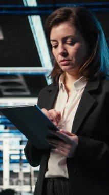 Endüstriyel otomasyon için kullanılan veri merkezinde dikey video izleme sistemleri, tablet ve programcı. Sunucu odasında ağ performansını eş zamanlı olarak denetlemek, aygıt ve bilişim profesyoneli, kamera A