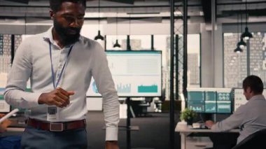 Veri analizi ve performans değerlendirme raporlarını inceleyen siyah iş adamının portresi, veri analizi. Çizelgeler ve grafikler, analitik gösterge paneli üretkenlik ve iş geliştirme.