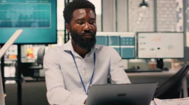 Siyahi işçi, parasal veriler, performans değerlendirmesi, dizüstü bilgisayar, kurumsal çalışma alanı, analitik gösterge paneli, kaynak tahsisi, verimlilik, küresel iş başarısı. İş bilgileri.