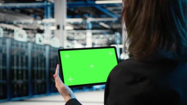 Güvenlik denetimi yapan veri merkezinde izole ekran tableti, bilişim altyapısı ve yazılım geliştiricisi. Güvenlik duvarı koruması, kroma anahtar cihazı ve sunucu merkezinde çalışan kamera A doğrulanıyor.