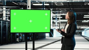 AR kontrol paneli kullanarak veri merkezi yönetimi tarafından kullanılan kule görüntüleme monitörü. Donanım ayarlarını ayarlamak için yeşil ekran ve holografik kaplama kullanan sunucu çiftlik çalışanı, kamera B