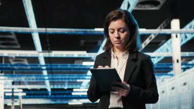 Endüstriyel otomasyon için kullanılan veri merkezindeki izleme sistemleri, tablet ve programcı. Sunucu odasında ağ performansını eş zamanlı olarak denetlemek, aygıt ve bilişim profesyoneli, kamera B